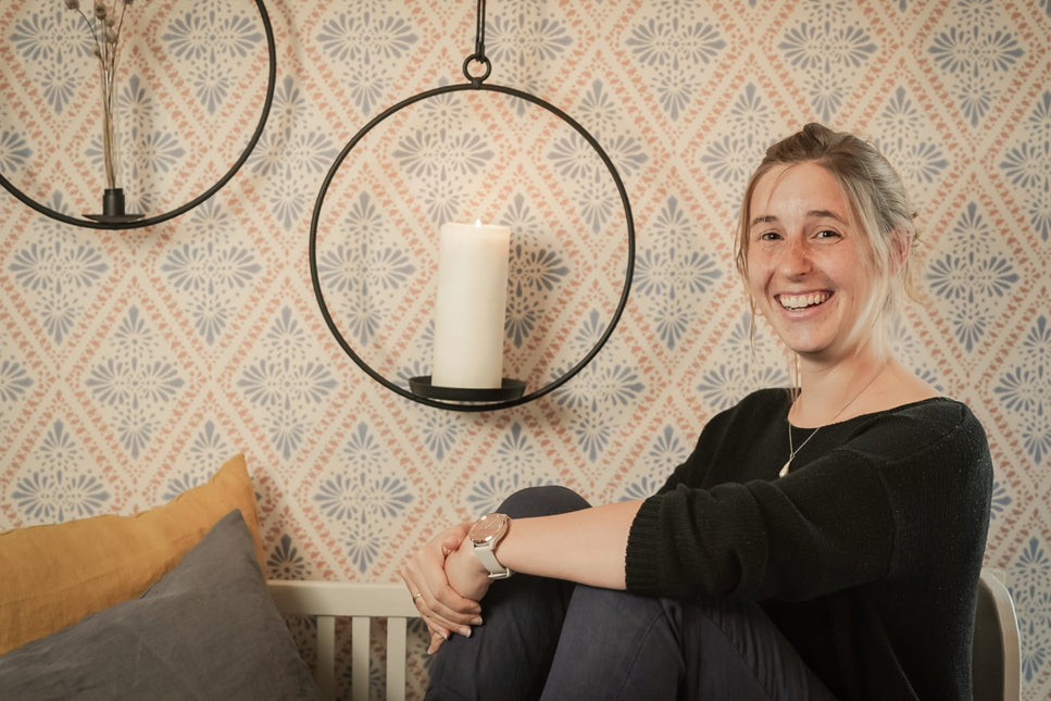 Marie im Laden auf Küchensofa sitzend