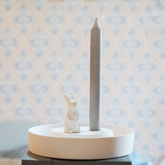 Kerzenhalter Valltorp in weiß mit Kerze und Dekohäschen