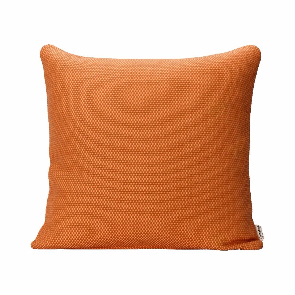 Kissenbezug Heavy Weave orange mit iInnekissen vor weißer Wand