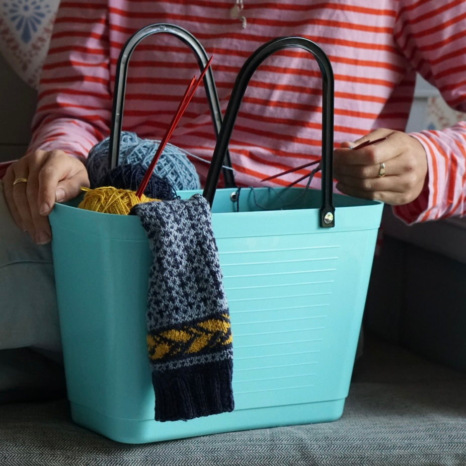 Hinza kelin aqua mit Strickzeug