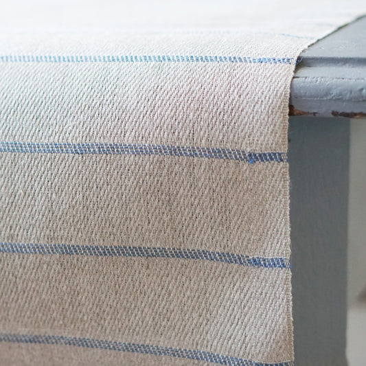 Detail des Tischläufers Högbo aus Leinen auf Tisch