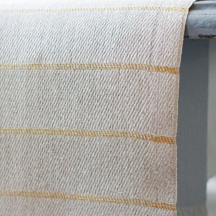 Detail des Tischläufers Högbo aus Leinen in umbra