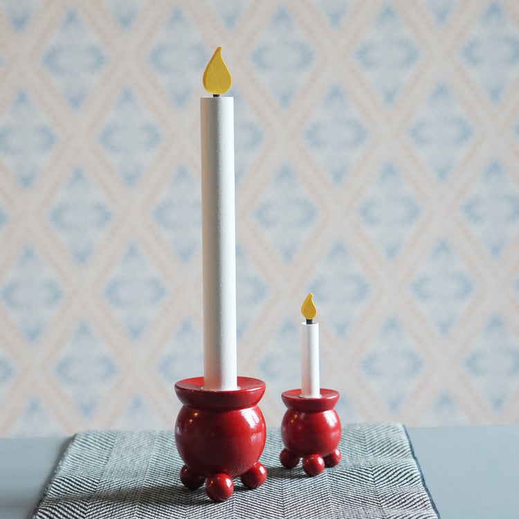 Weihnachtsbaum Kerze Tafel aus Holz je in einem roten Kugelleuchter