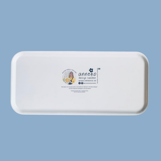 weiße Rückseite des Holztabletts mit Kork mit Info über Anneko Design