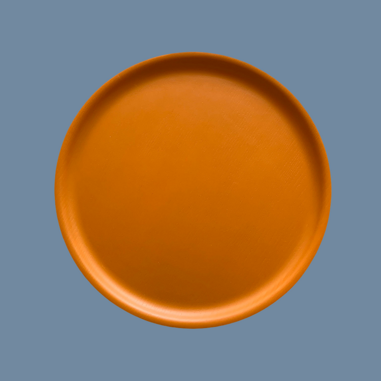 Holztablett Wood rund sand mittelgroß von Bengt & Lotta vor mysblauem Hintergrund