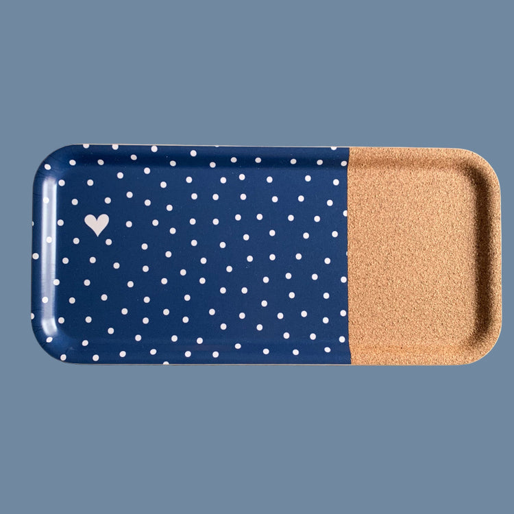 Vorderseite des länglichen Holztabletts in Blau mit weißen Punkten und einem Korkteil von Anneko Design