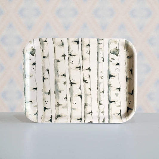 Rechteckiges Holztablett mit Birkenstämmen in schwarz und weiß