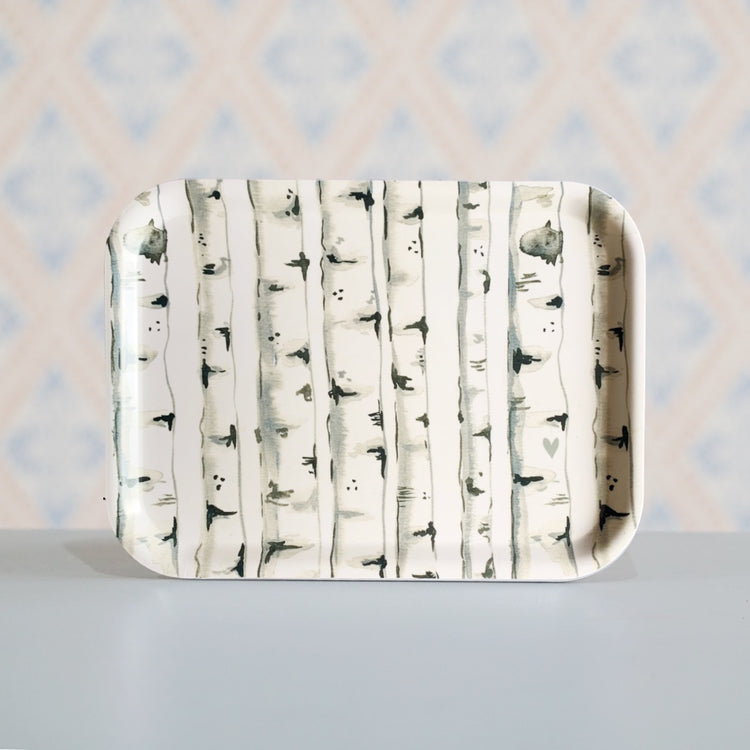 Rechteckiges Holztablett mit Birkenstämmen in schwarz und weiß