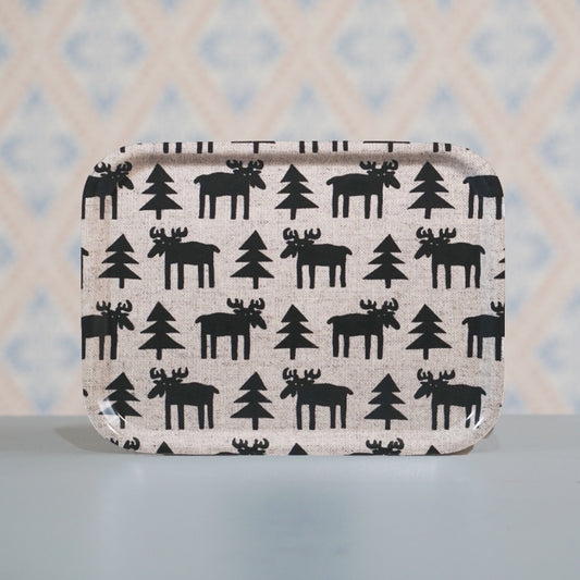 rechteckiges Holztablett mit schwarzen Elchen und Bäumen auf beigem Grund von Bengt und Lotta