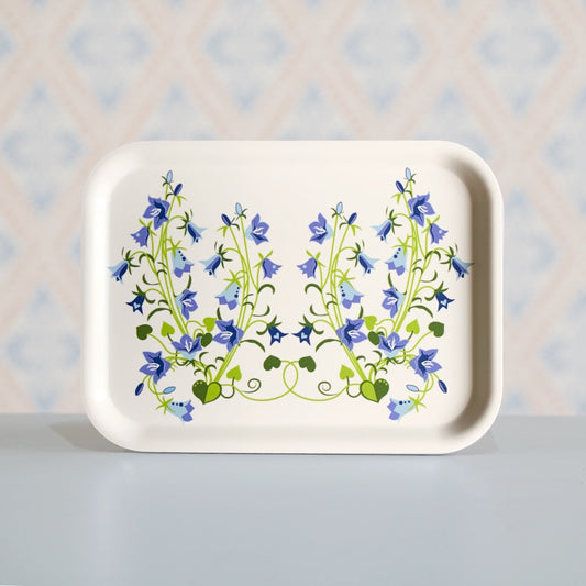 Rechteckiges Holztblett mit Glockenblumen