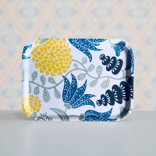 Eckiges Tablett Liliy von Bengt und Lotta in blau gelb