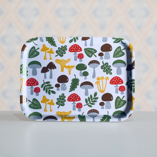 buntes, rechteckiges Holztablett mit Pilzen und Bättern