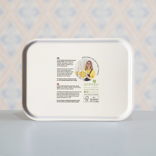 Rückseite des rechteckigen Holztabletts mit Foto und Info über Anneko Design