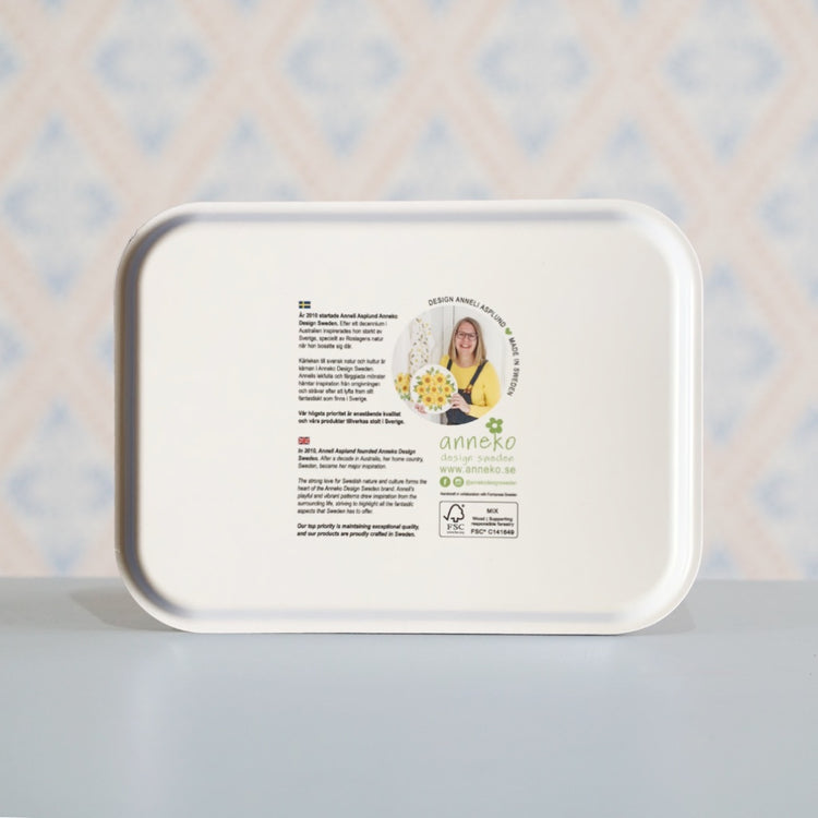 Rückseite des rechteckigen Holztabletts mit Foto und Info über Anneko Design