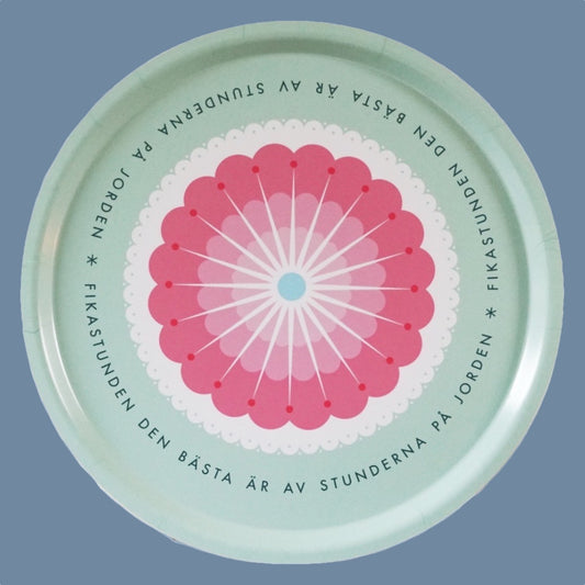 hellgrünes Hoztablett rund mit Motiv Fika von David Linder vor mysblauem Hintergrund