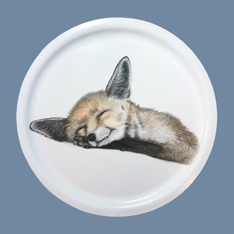 Holztablett rund mit schlafendem Fuchs auf weißem Grund