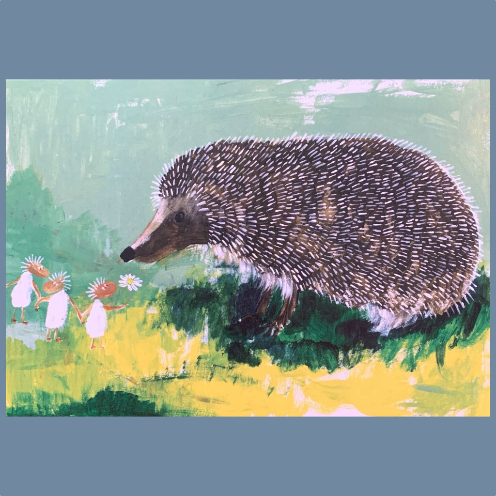 Kunstdruck mit Igel der im Gras schnüffelt und drei kleinen zarten Wesen begegnet