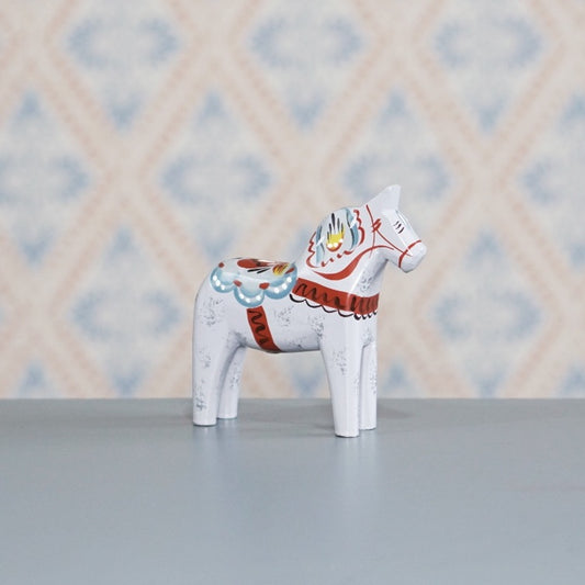 Graues Dalapferd mit dunkelroter und gelb, schwarz, weißer Bemalung