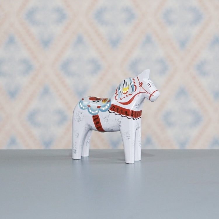 Graues Dalapferd mit dunkelroter und gelb, schwarz, weißer Bemalung