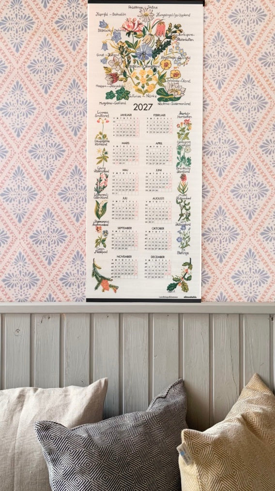 Wandkalender 2027 vor Schwedentapete