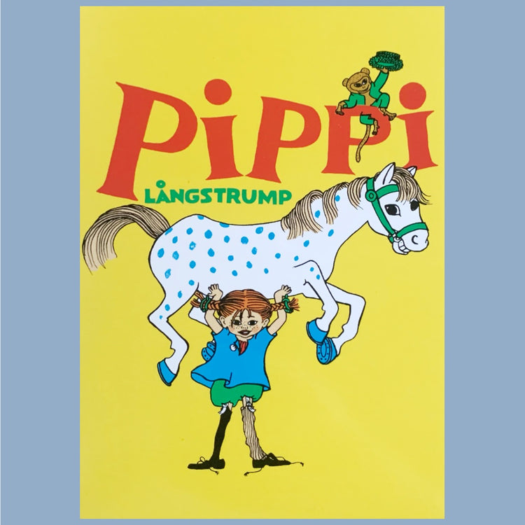 Illustration von Pippi, die den kleinen Onkel stemmt vor gelbem Hintergrund, in roten Großbuchstaben steht darüber Pippi, in grünen Großbuhstaben aber kleiner geschrieben Långstrump