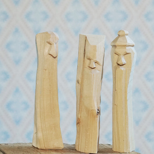 drei Kerle aus Holzscheiten handgeschnitzt naturbelassen