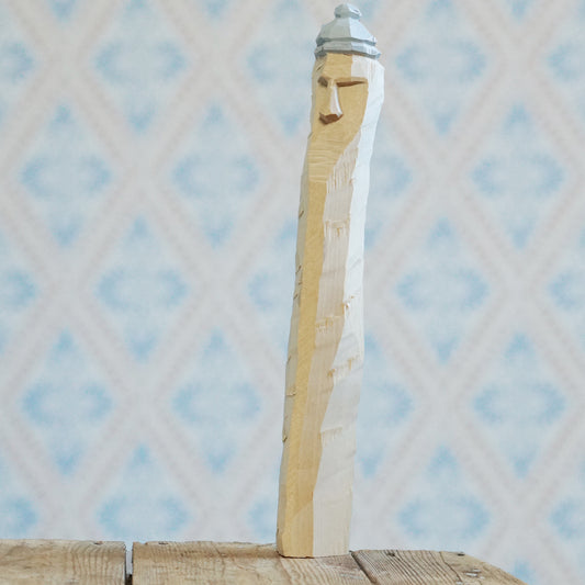 Kerl 1, Wichtel handgeschnittz aus Holzscheit mit grauer Bommelmütze