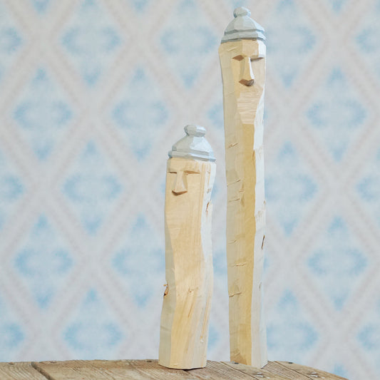 zwei Kerle, Wichtel handgeschnittz aus Holzscheit mit grauer Mütze