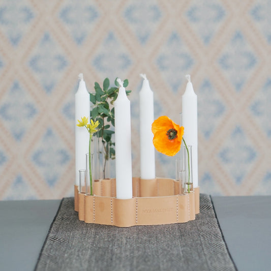 Kerzenhalter_365_Leder_dekoriert mit orangem Mohn von Nya_Makeriet erhältlich im Mys-Shop