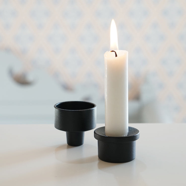 Kerzenhalter Aadpater Ober- und Unterteil nebeneinander stehend mit Kerze