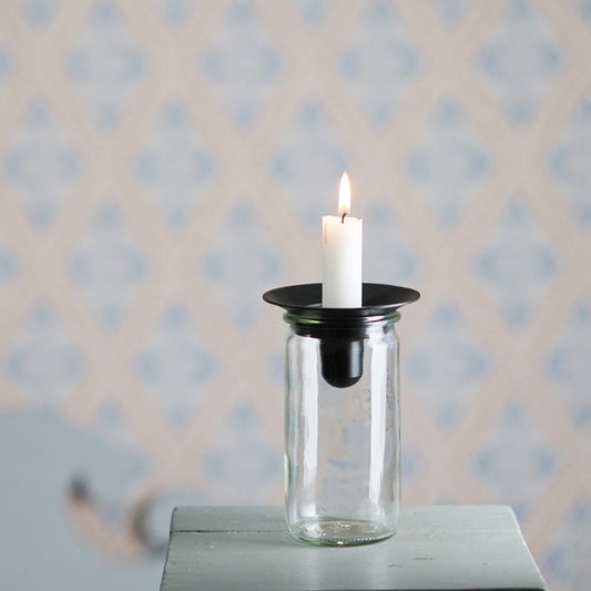 Kerzenhalter Burk aus schwarzem Metall mit Kerze auf Glas von Våges