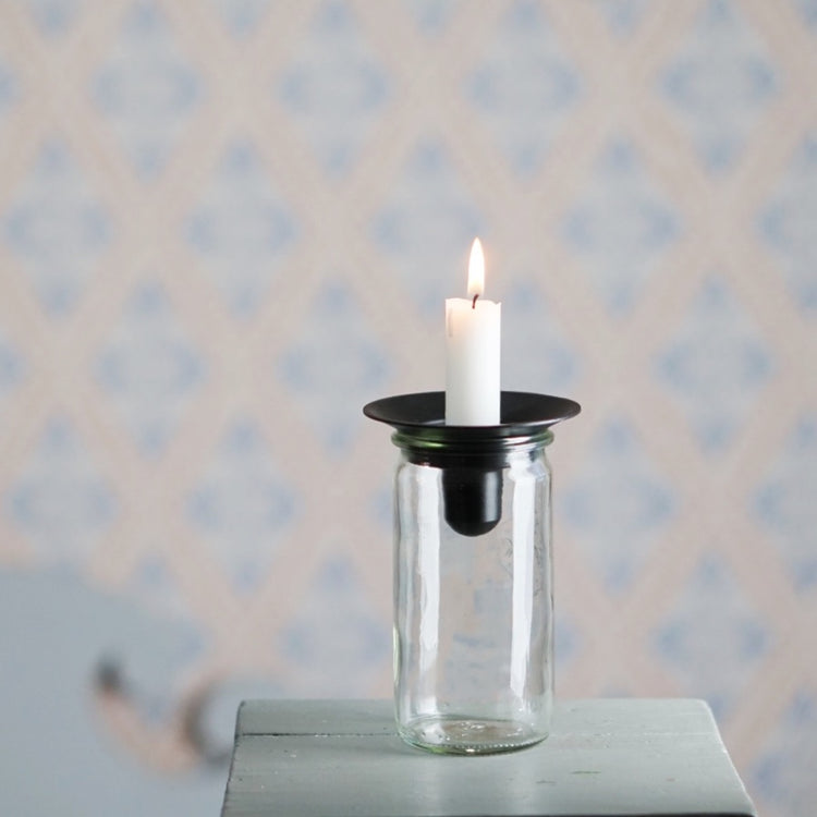 Kerzenhalter Burk aus schwarzem Metall mit Kerze auf Glas von Våges