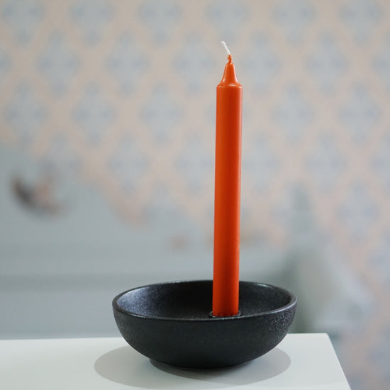 Kerzenhalter_Keramik_Lidatorp_klein_glossy_schwarz_mit_oranger_Kerze_Storefactory_Mys_Shop