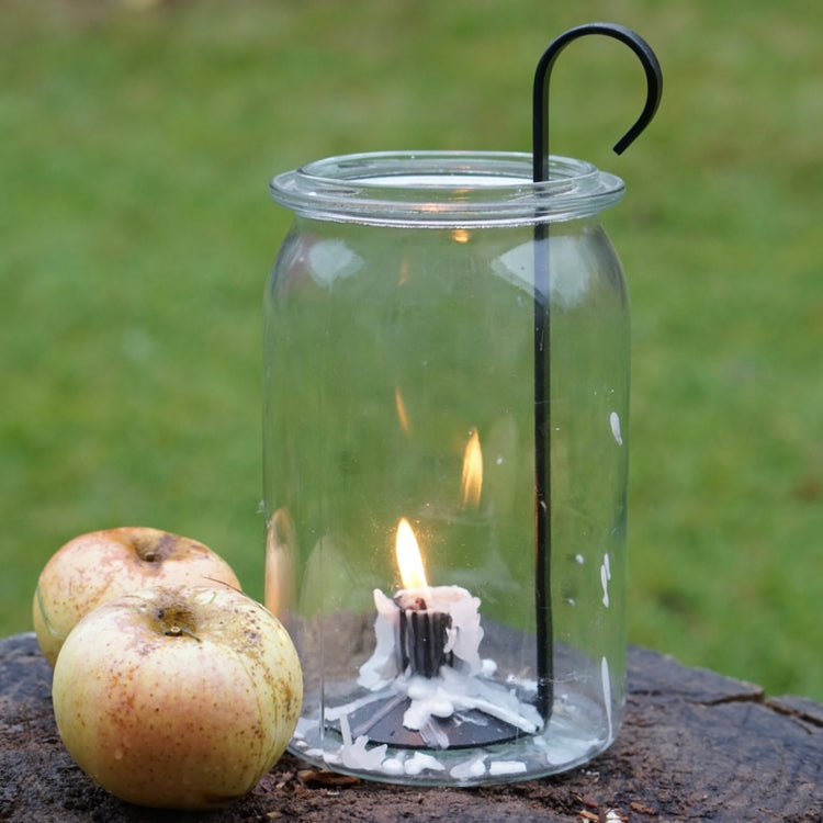kerzenhalter Lykta im herbrlichen Garten mit Äpfeln