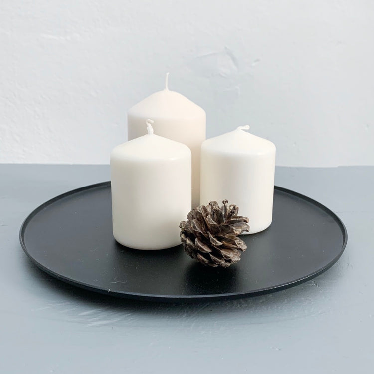 Drei Blockkerzen auf Kerzenhalter Metall Ljusfat in schwarz mit Kiefernzapfen