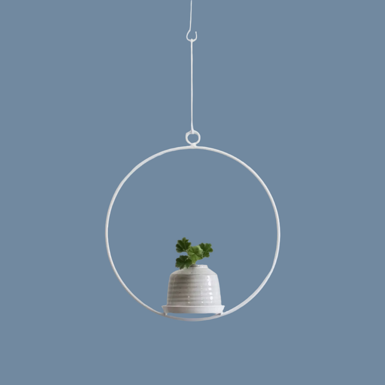 Kerzenhalter aus weißem Metall im Ring mit Teller kleiner Vase