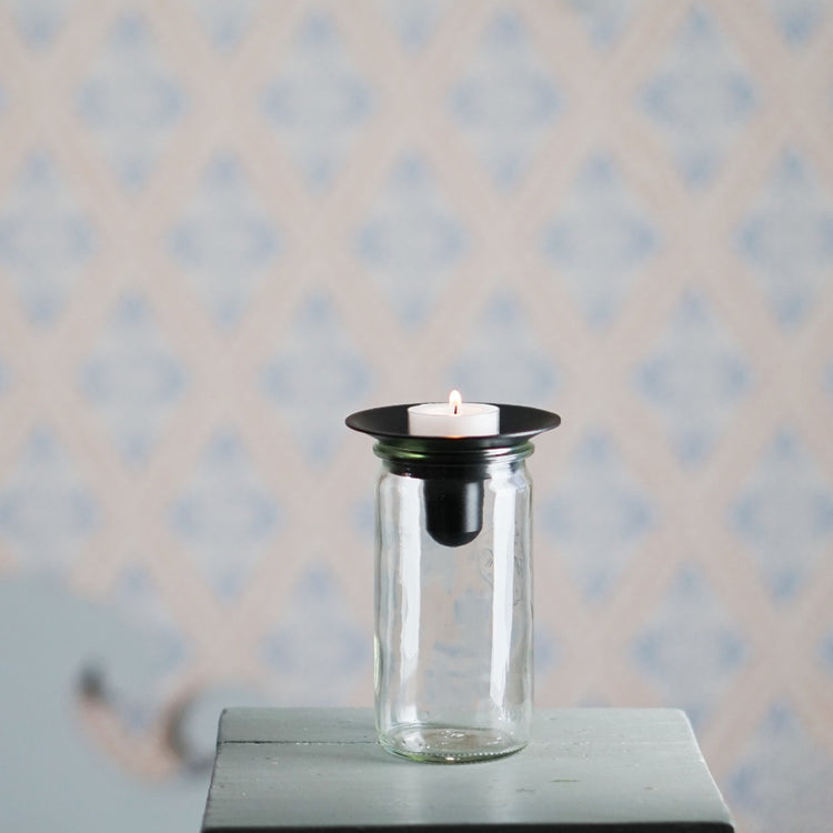 Kerzenhalter Burk aus schwarzem Metall mit Teelicht auf Glas von Våges