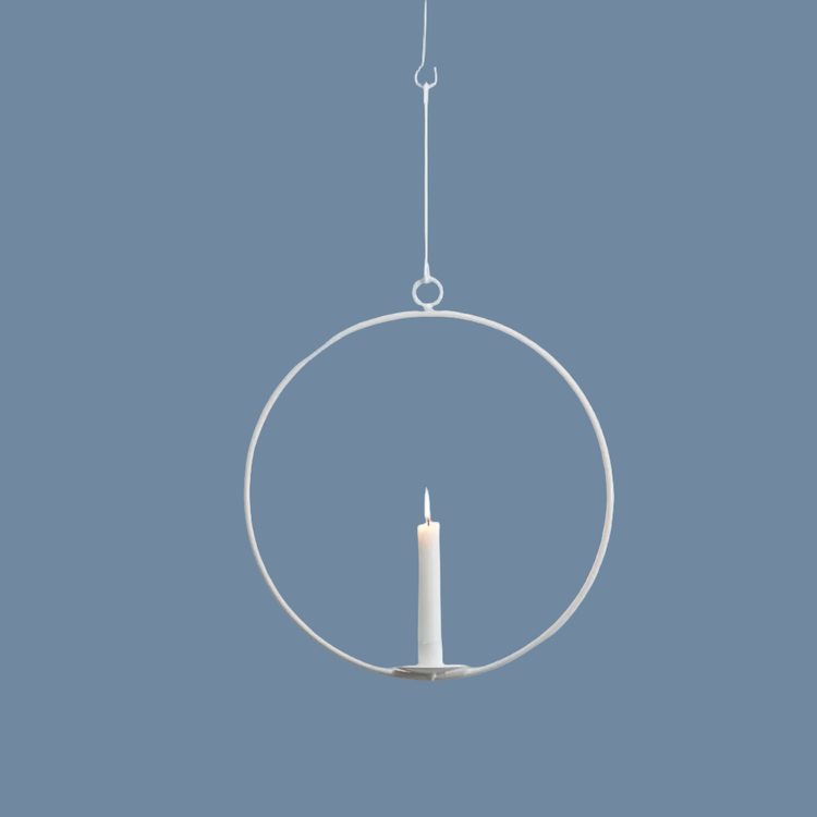 weißer Kerzenring hängend mit Kerze und zwei Haken