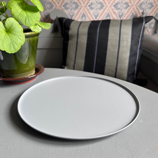 Kerzenteller Ljusfat nebel in romantischem Setting auf Tisch mit Pelargonie und Leinenkissen im Hintergrund