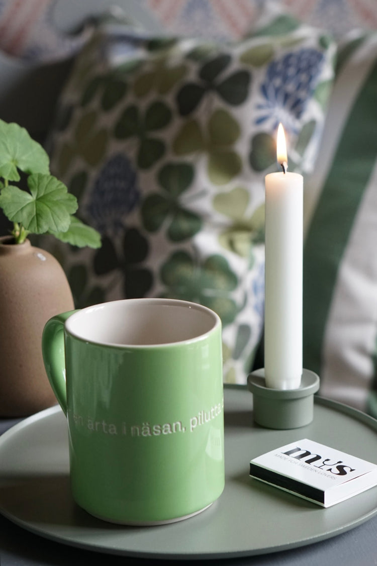Großer Kerzenteller Ljusfat aus Metall wiese mit Kerzenhalter Adapter Unterreil wiese sowie hellgrüner Astrid Lindgren Tasse