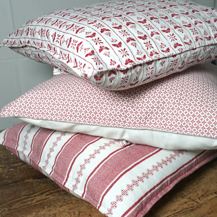 Drei rote Kissen gestapelt, Bolster, Destiny, Nightfly