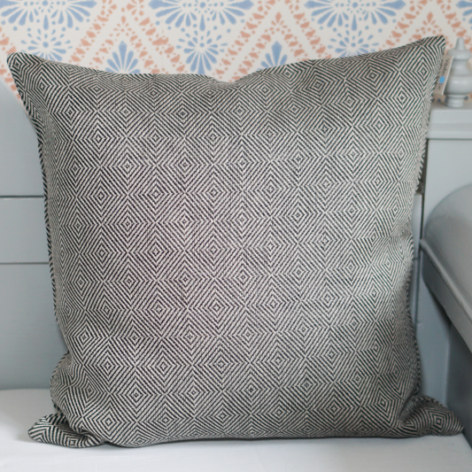 Kissen_Rutig_Strandrag_schwarz_Leinen_Vaexbo_Lin_Mys_Shop