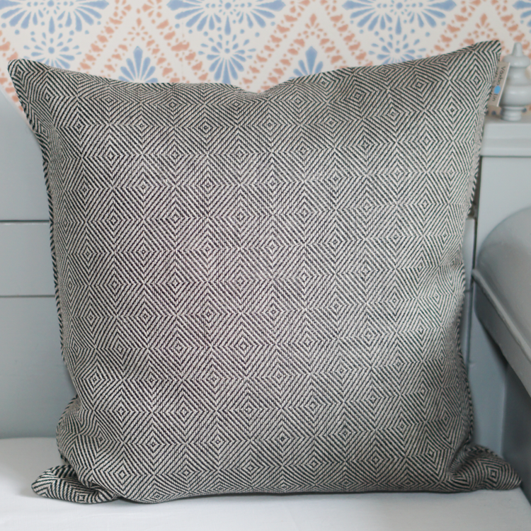 Kissen_Rutig_Strandrag_schwarz_Leinen_Vaexbo_Lin_Mys_Shop