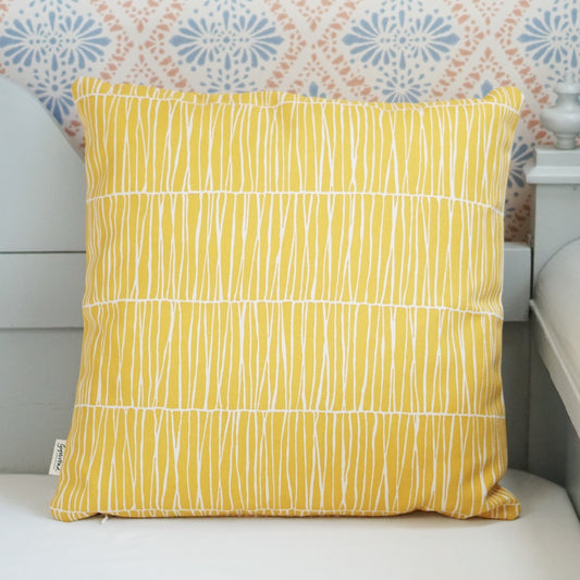 Kissenbezug mit Muster Barr in gelb aus Baumwolle von Gyllstad auf schwedischem Küchensofa