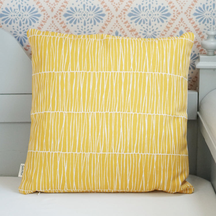 Kissenbezug mit Muster Barr in gelb aus Baumwolle von Gyllstad auf schwedischem Küchensofa