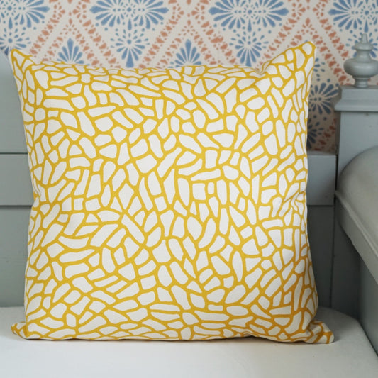 Kissen Delta gelb aus Baumwolle auf schwedischem Küchensofa