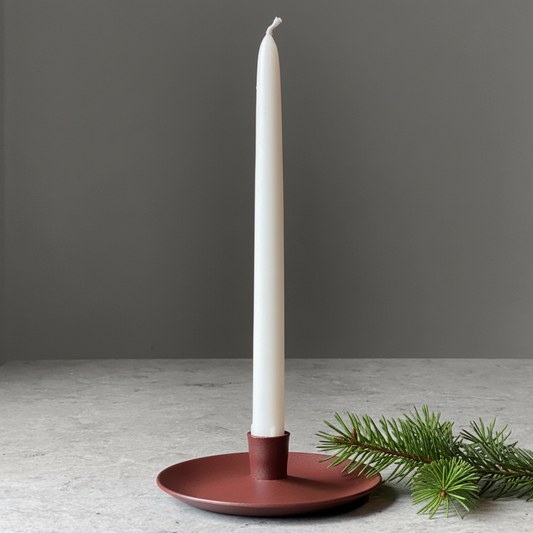 Kerzenständer Klassisk in Rostrot mit Tannenzweig und weißer Kerze