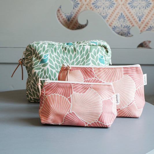 Drei Kosmetiktaschen auf Tisch, M, L, XL