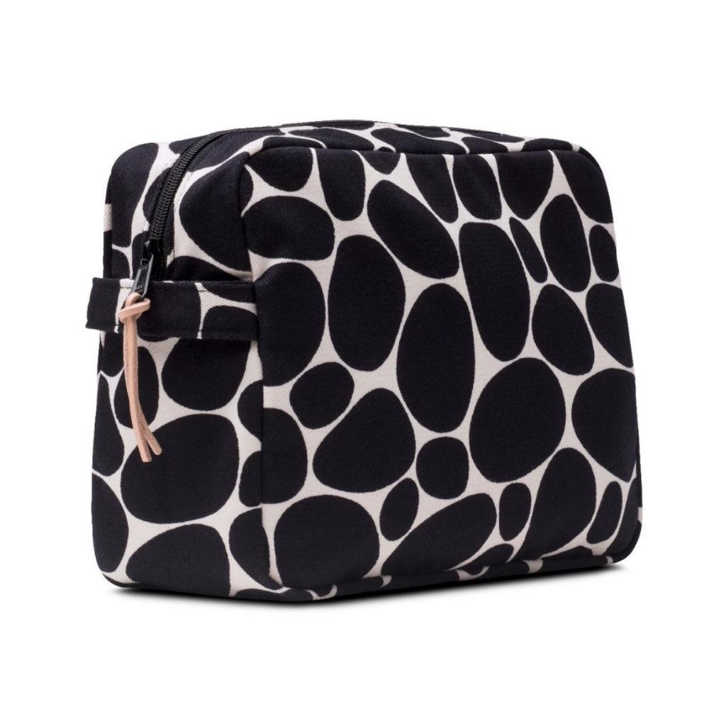 extra große Kosmetiktasche mit Muster Stenar schwarz auf weiß von Gyllstad