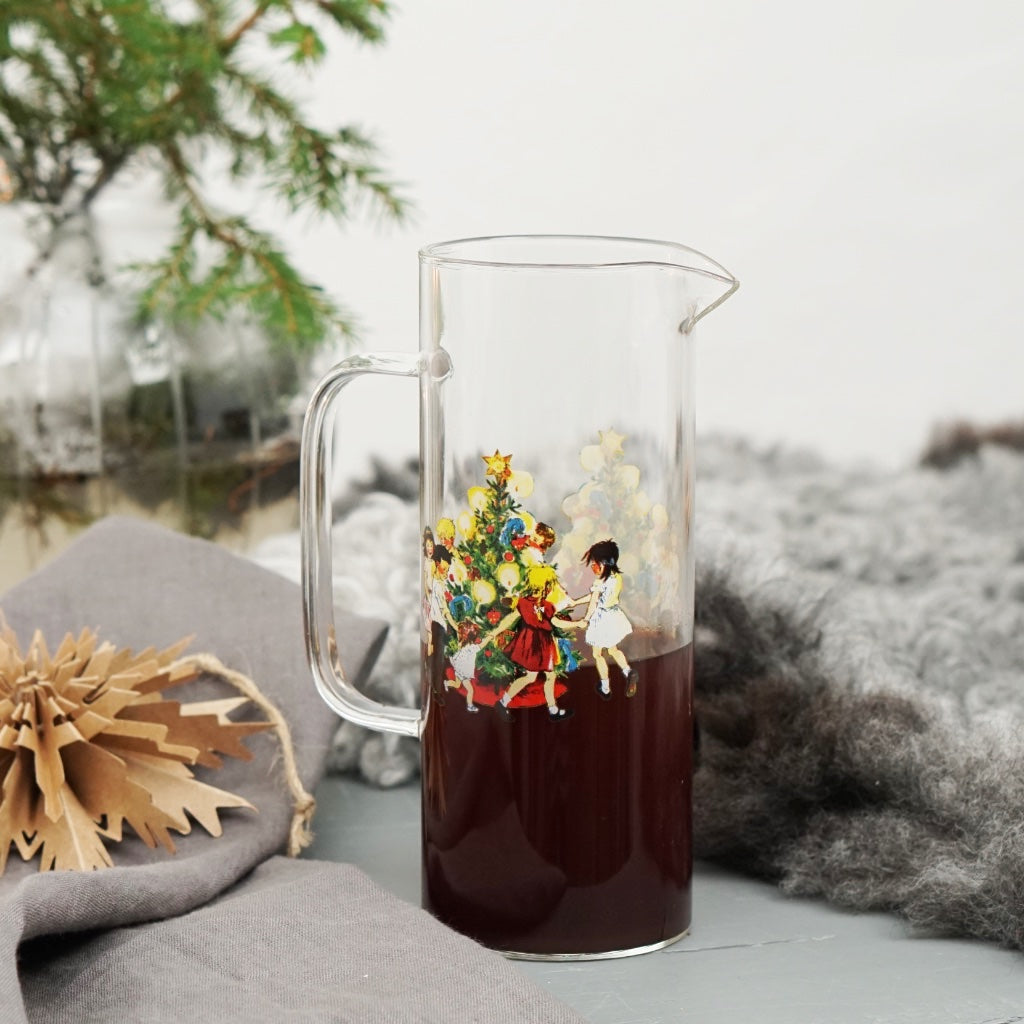 Glühweinkanne aus Glas mit Weihnachtsdeko